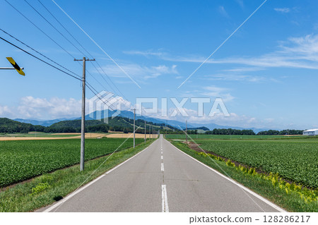 藍天和一條路 128286217