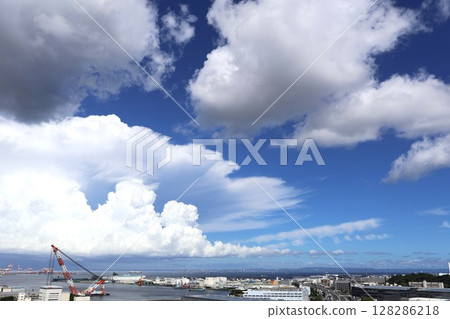 夏日天空飄浮的白雲(神奈川縣橫濱市磯子區) 夏日天空飄浮的白雲(神奈川縣橫濱市磯子區) 128286218