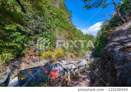 【紅葉】昇仙鄉的象徵－角延坊，欣賞絕美紅葉美景【山梨縣】 128286940