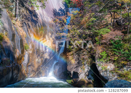 [瀑布素材]秋季的昇仙峽、千滝瀑布、彩虹和紅葉[山梨縣] 128287099