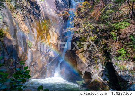 [瀑布素材]秋季的昇仙峽、千滝瀑布、彩虹和紅葉[山梨縣] 128287100