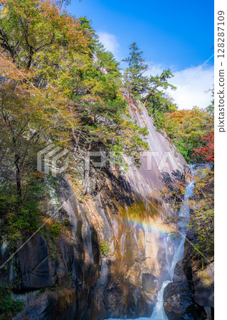 [瀑布素材]秋季的昇仙峽、千滝瀑布、彩虹和紅葉[山梨縣] 128287109
