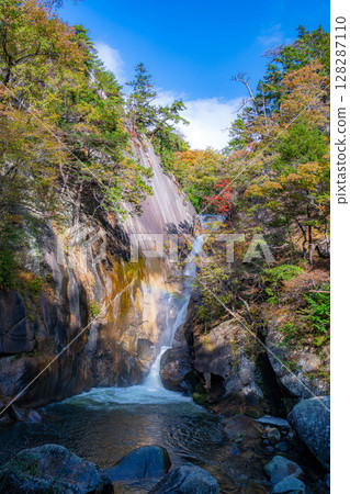 [瀑布素材]秋季的昇仙峽、千滝瀑布、彩虹和紅葉[山梨縣] 128287110