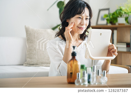 一位 50 多歲的中年婦女正在照顧自己的皮膚 128287387