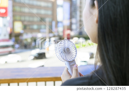 使用方便的風扇的女人 128287435