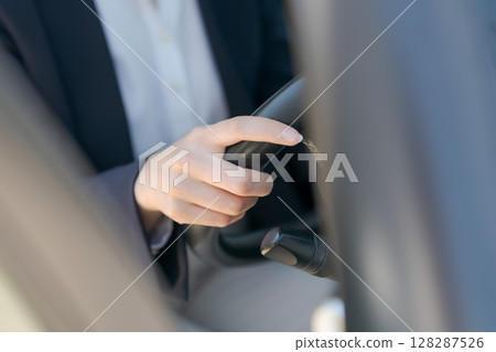 女人的手握著汽車的方向盤 128287526