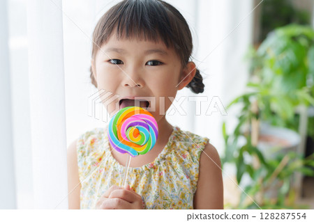 Child eating candy 128287554