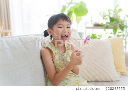 孩子吃糖果 128287555