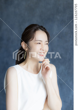 Beautiful middle-aged woman 128287705