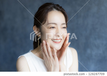 Beautiful middle-aged woman Beautiful middle-aged woman 128287709