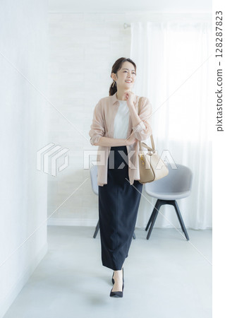 在辦公室工作的婦女 128287823
