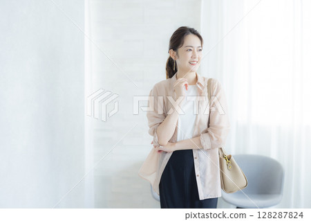 在辦公室工作的婦女 128287824