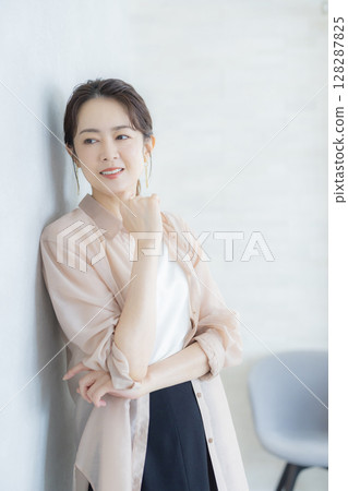 Woman working in the office 128287825