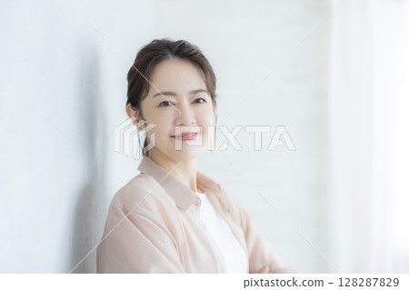 在辦公室工作的婦女 128287829