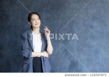 Woman working in the office 128287873