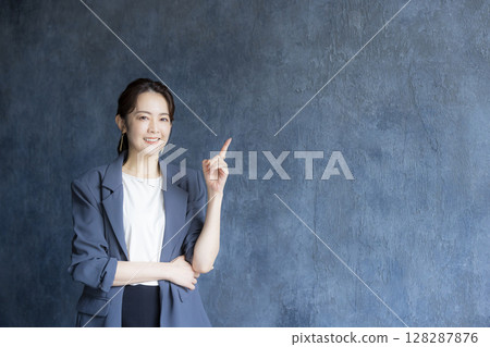 在辦公室工作的婦女 128287876