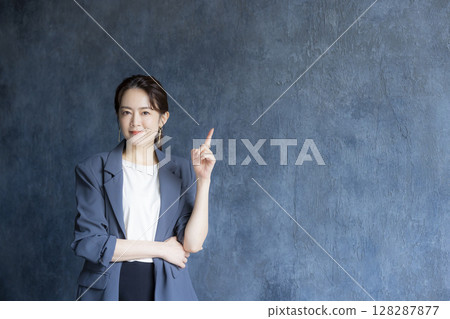 在辦公室工作的婦女 128287877