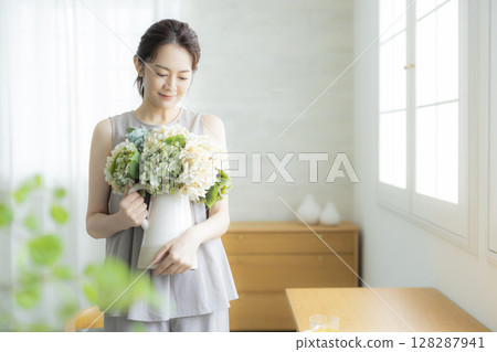 A woman holding a vase 128287941