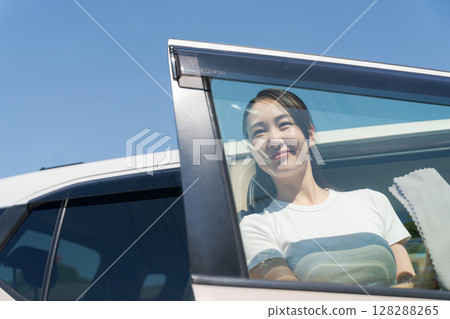 清洗汽車的女人 128288265