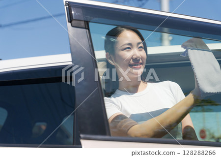 清洗汽車的女人 128288266
