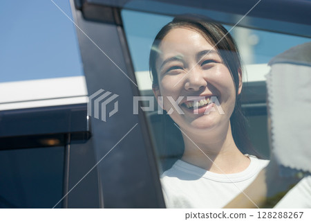 清洗汽車的女人 128288267