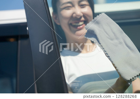 清洗汽車的女人 128288268