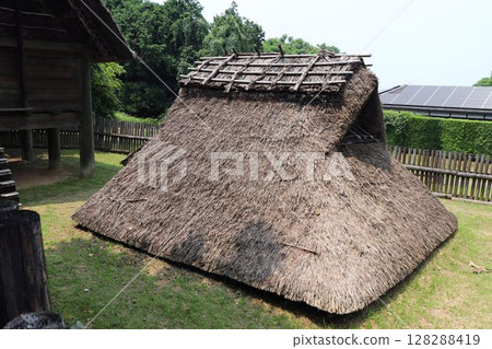 八女古墳群岩戶山古墳的豎穴住居 128288419