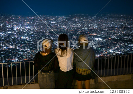 三姐妹看夜景 三姐妹看夜景 128288532