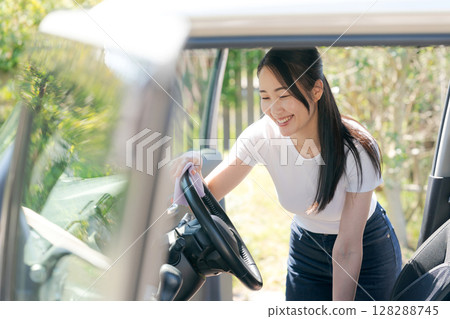 清洗汽車的女人 128288745