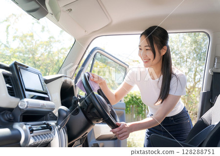 清洗汽車的女人 清洗汽車的女人 128288751