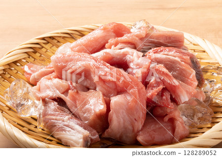 Tuna bones 128289052