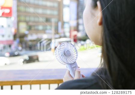 使用方便的風扇的女人 128289175