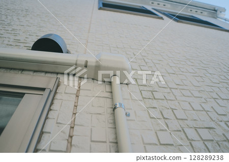 Lowering the drain pipe from the wall corner 128289238