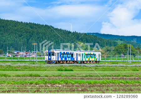 Yuri Kogen Railway: A train running through the fresh greenery (Magazawa-Maegashira) Yuri Kogen Railway: A train running through the fresh greenery (Magazawa-Maegashira) 128289360