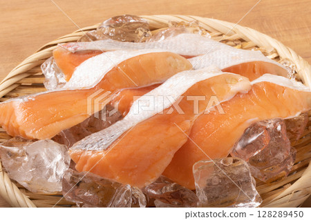 鮭魚鱒魚,牛腩排(養殖),略加鹽 鮭魚鱒魚,牛腩排(養殖),略加鹽 128289450