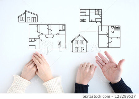 圖片中一對夫婦正在討論新家的佈局，以及建造兩層樓還是一層樓 128289527