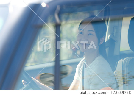 A woman driving a car 128289738