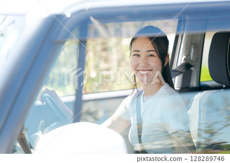A woman driving a car 128289746