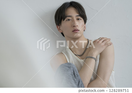A man in his 20s looking at the camera Men's beauty image portrait A man in his 20s looking at the camera Men's beauty image portrait 128289751