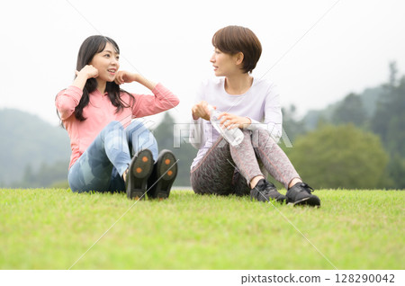 Two women rehydrating after exercise Two women rehydrating after exercise 128290042