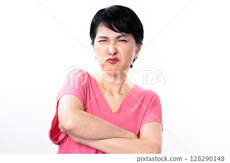 老年婦女抱著雙臂，一臉不悅 128290148
