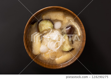 茄子炸豆腐味噌湯 茄子炸豆腐味噌湯 128290275