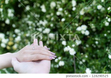 A spring promise made with hands together② A spring promise made with hands together② 128290525