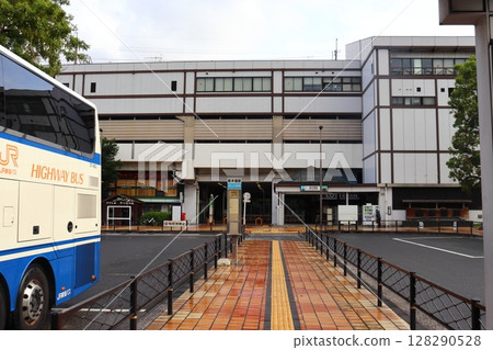Shinkiba Station just after the late-night bus arrived Shinkiba Station just after the late-night bus arrived 128290528