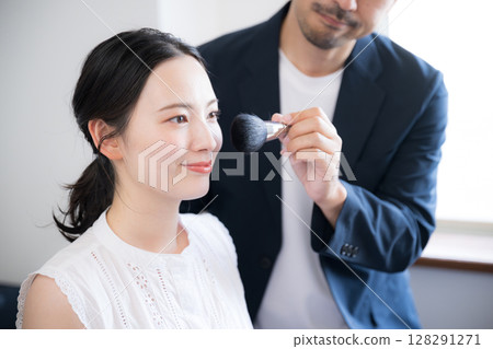 拿著化妝刷的男人和女人拿著化妝刷化妝圖像 拿著化妝刷的男人和女人拿著化妝刷化妝圖像 128291271