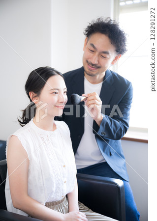 拿著化妝刷的男人和女人拿著化妝刷化妝圖像 128291272