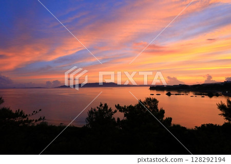 名護灣的日出 名護灣的日出 128292194