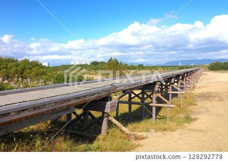 浮橋「上津屋橋」 / 橫跨京都木津川 / 全長356公尺、寬3.3公尺 / 日本百大名橋之一 浮橋「上津屋橋」 / 橫跨京都木津川 / 全長356公尺、寬3.3公尺 / 日本百大名橋之一 128292778