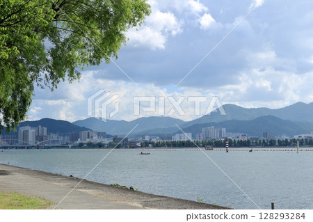 琵琶湖與對岸石山的散步道 琵琶湖與對岸石山的散步道 128293284