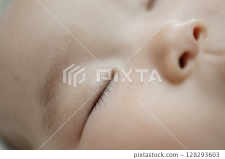 0 歲嬰兒熟睡時眼睛和睫毛的特寫圖像 0 歲嬰兒熟睡時眼睛和睫毛的特寫圖像 128293603